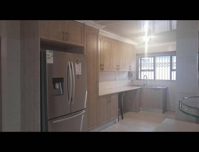 5 BEDROOM HOUSE FOR SALE IN SERALA VIEW
